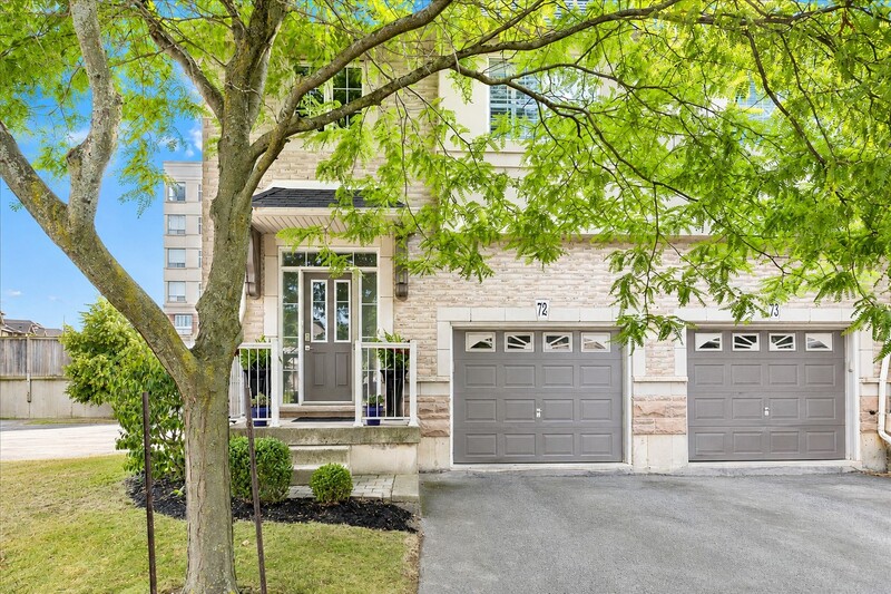 SUPER END UNIT CONDO IN BURLINGTON!